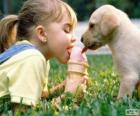 Девочка и собака обмена мороженое